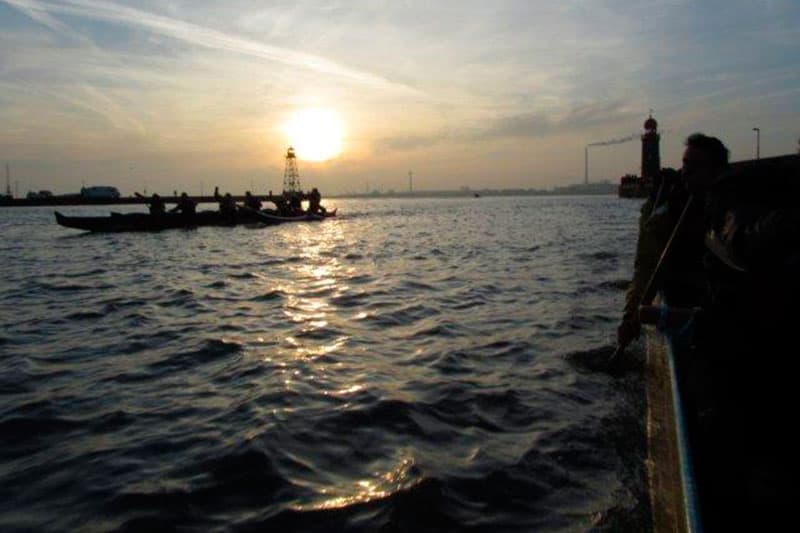 Jungfernfahrt des zweiten sechser Ausleger-Kanu